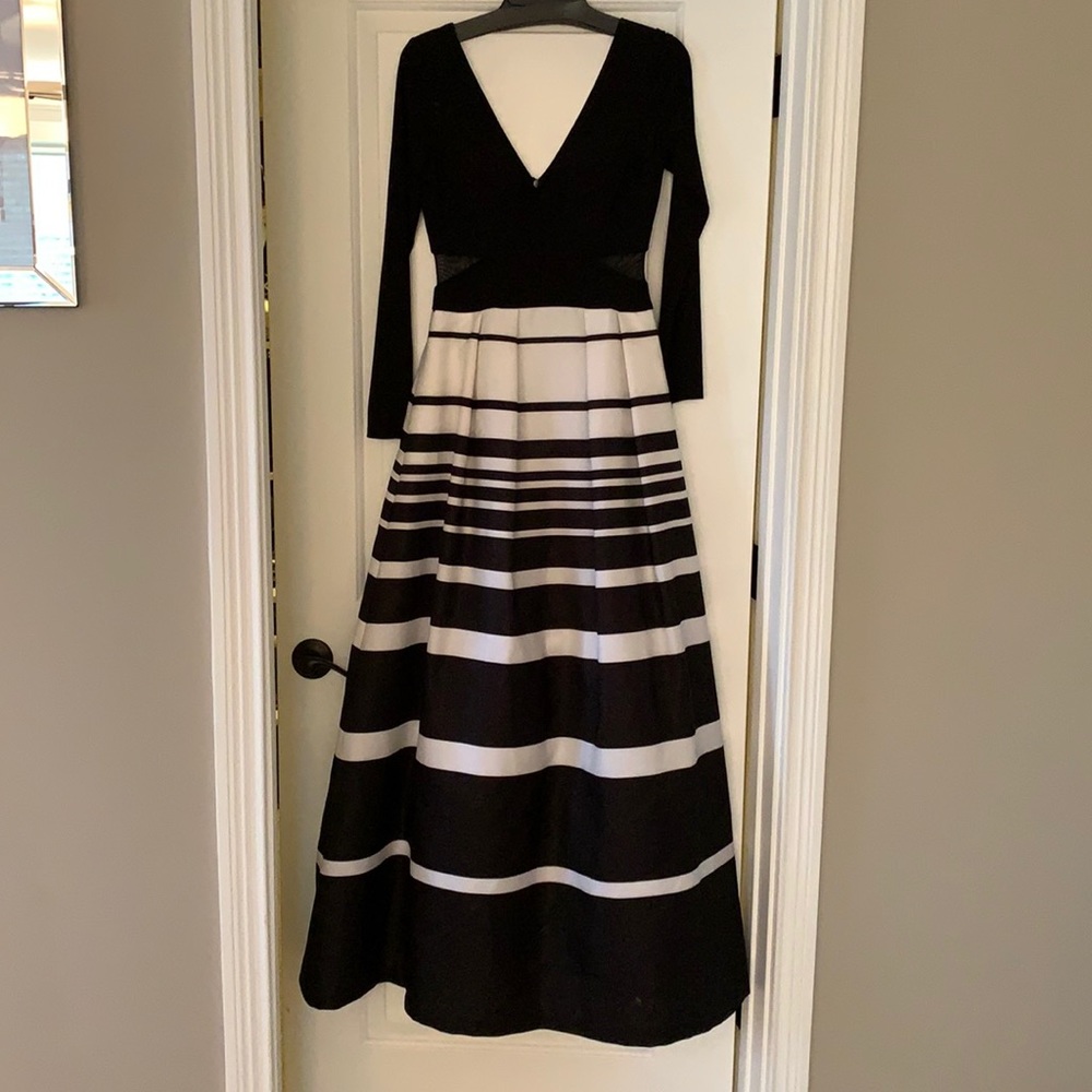 Xscape Dress with Pockets!!